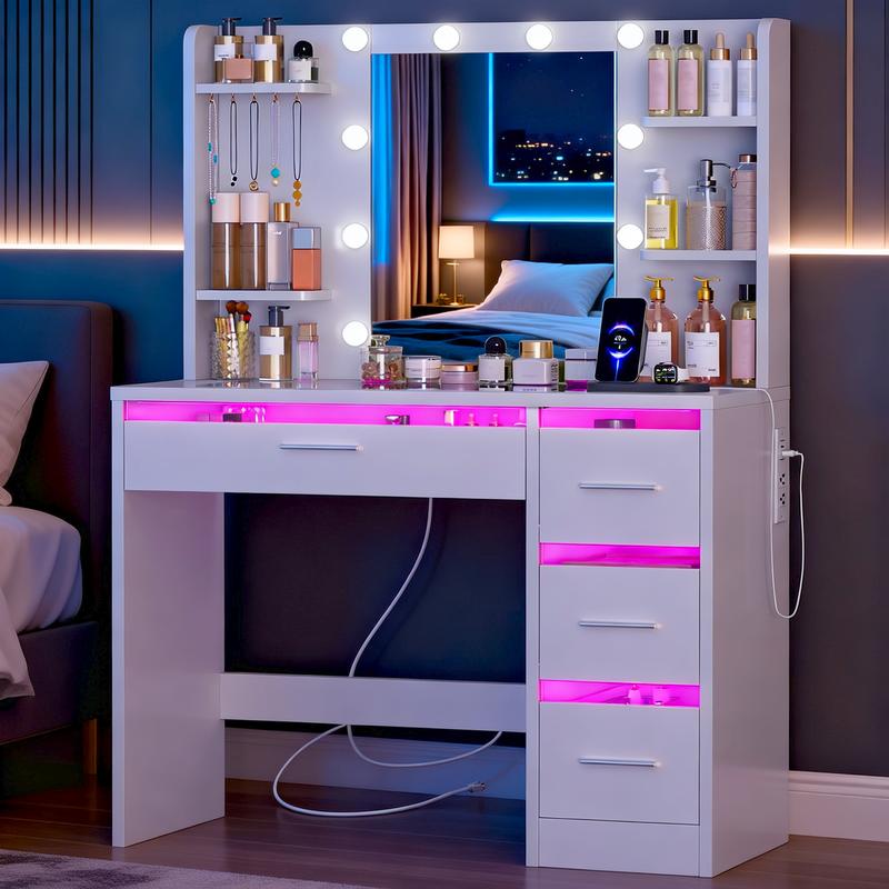 Coiffeuse blanche avec miroir et éclairage RVB, 4 tiroirs transparents, surface en verre, prise électrique intégrée, table de maquillage avec plusieurs compartiments pour la chambre
