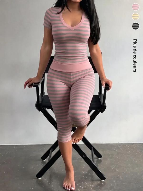 Ensemble d’intérieur deux pièces à rayures rose et gris, haut ajusté à manches courtes avec col en V, pantalon court moulant taille haute, Ensemble extensible et ajusté au corps, adapté à la détente à la maison.