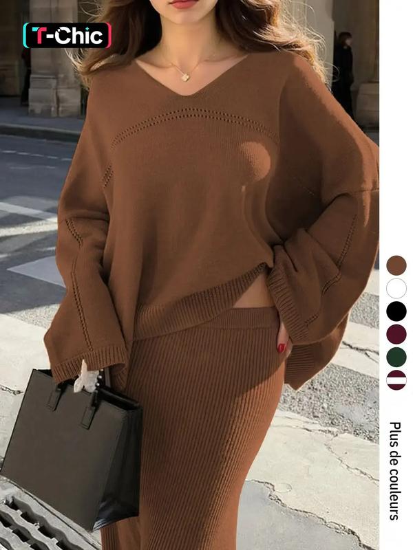 Ensemble deux pièces élégant pour femme, mode automne-hiver décontractée à porter à la maison : pull en maille ample à col en V et manches longues, et jupe midi côtelée.