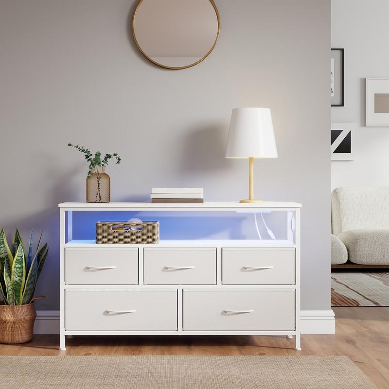 Meuble de rangement SONGMICS — doté d'un éclairage LED réglable et d'une prise électrique ; disponible en deux tailles (5 ou 7 tiroirs en tissu foncé) et coloris (blanc, noir ou marron) ; style moderne adapté aux chambres et aux salons. — vignette 2