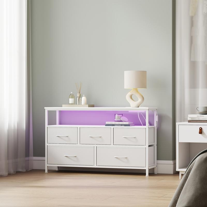 Meuble de rangement SONGMICS — doté d'un éclairage LED réglable et d'une prise électrique ; disponible en deux tailles (5 ou 7 tiroirs en tissu foncé) et coloris (blanc, noir ou marron) ; style moderne adapté aux chambres et aux salons. — vignette 3